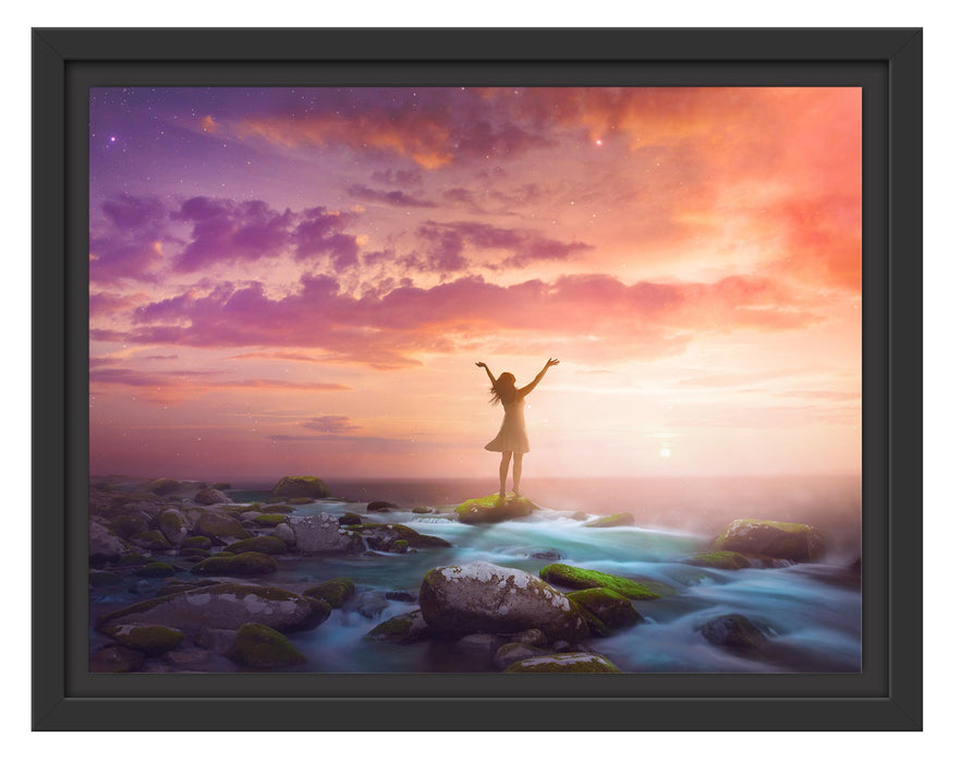 Pixxprint Frau begrüßt den Sonnenaufgang am Meer, im Schwebe-Effekt Bilderrahmen