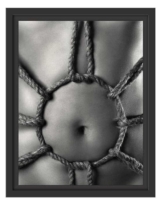 Pixxprint Kreis aus Seilen auf nacktem Körper, im Schwebe-Effekt Bilderrahmen