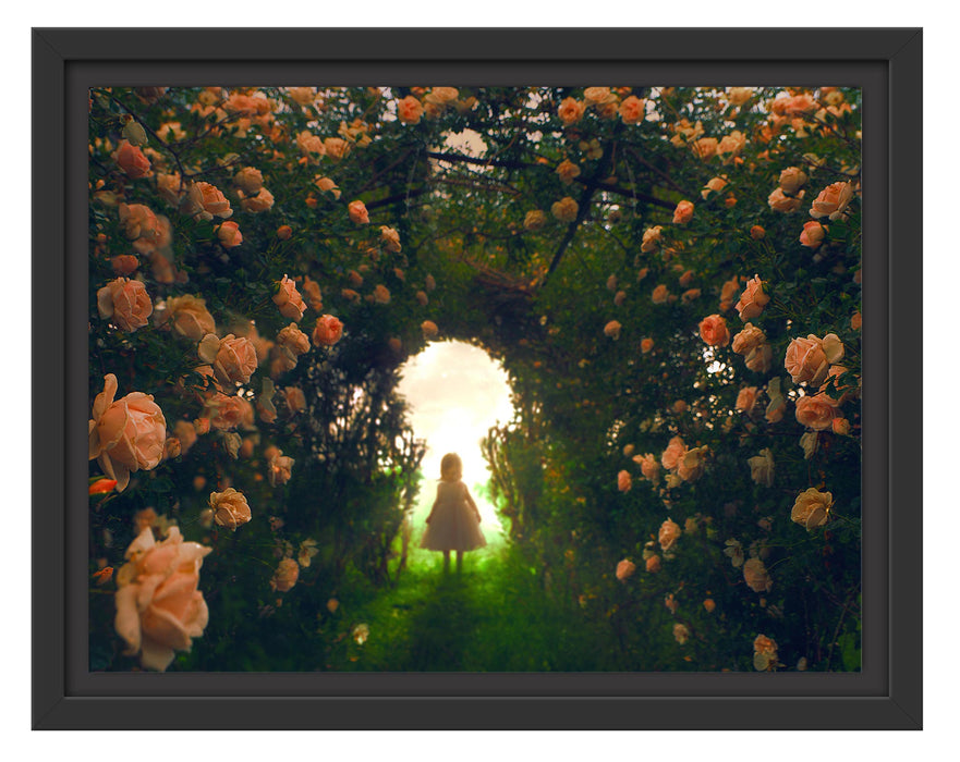 Pixxprint Kleines Mädchen in Rosentunnel, im Schwebe-Effekt Bilderrahmen