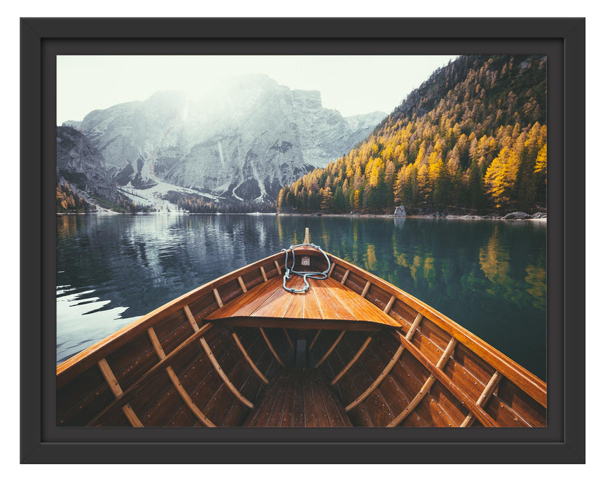 Pixxprint Holzboot auf Alpensee in den Dolomiten, im Schwebe-Effekt Bilderrahmen