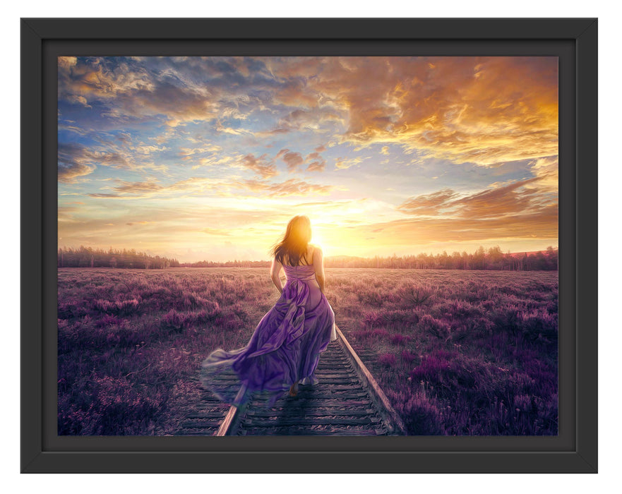 Pixxprint Frau auf Schienen bei Sonnenuntergang, im Schwebe-Effekt Bilderrahmen