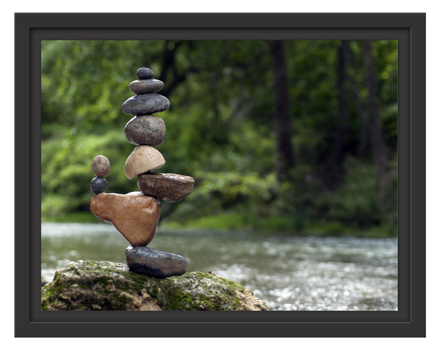Pixxprint Balanciertes Steinkunstwerk am Fluss, im Schwebe-Effekt Bilderrahmen