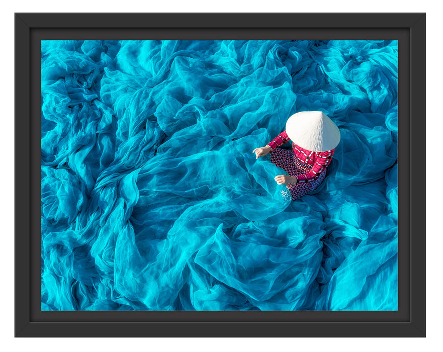 Pixxprint Vietnamesin repariert blaues Fischernetz, im Schwebe-Effekt Bilderrahmen