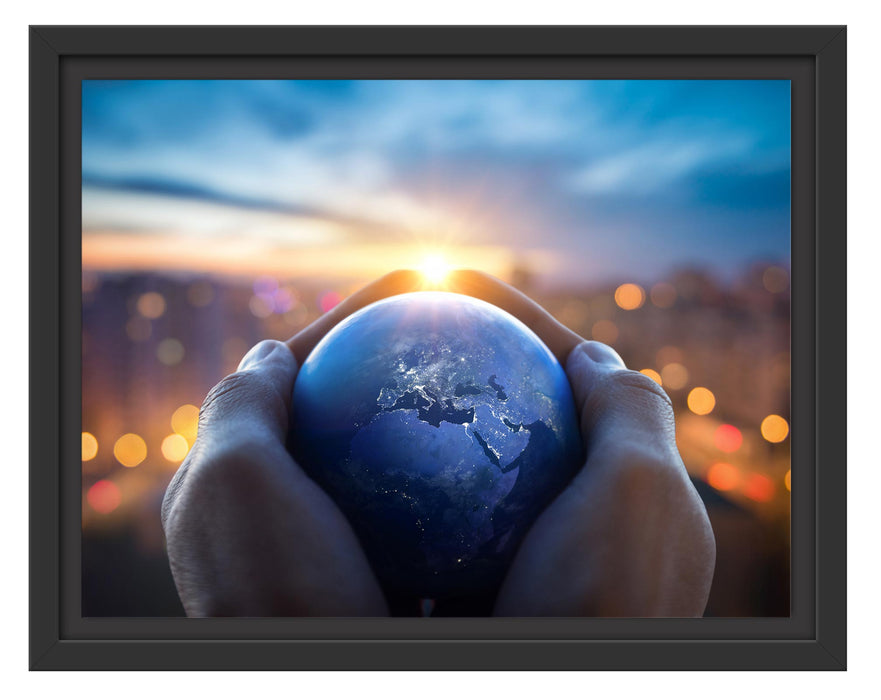 Pixxprint Die Erde in den Händen vor Stadt Skyline, im Schwebe-Effekt Bilderrahmen