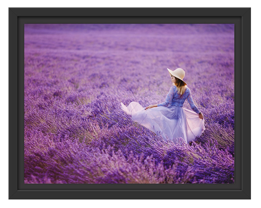 Pixxprint Frau im Kleid läuft durch Lavendelfeld, im Schwebe-Effekt Bilderrahmen