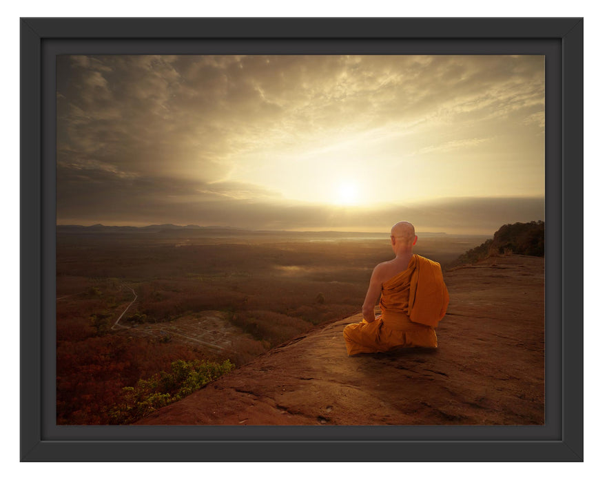Pixxprint Mönch meditiert auf Felsvorsprung, im Schwebe-Effekt Bilderrahmen