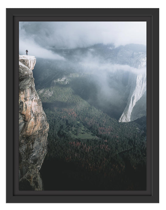 Pixxprint Einsamer Wanderer auf Felsklippe, im Schwebe-Effekt Bilderrahmen