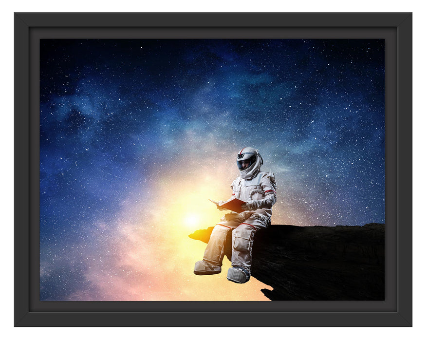 Pixxprint Lesender Astronaut auf Vorsprung vor Galaxie, im Schwebe-Effekt Bilderrahmen