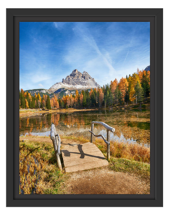 Pixxprint Holzbrücke an Dolomiten See im Herbst, im Schwebe-Effekt Bilderrahmen