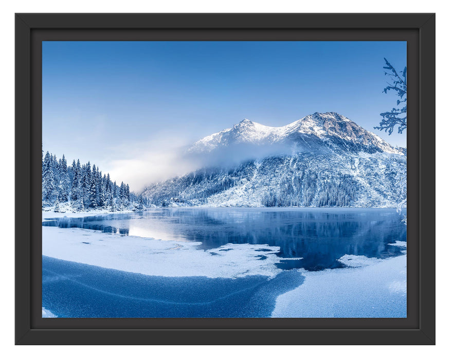 Pixxprint Winterlandschaft mit gefrorenem Bergsee, im Schwebe-Effekt Bilderrahmen