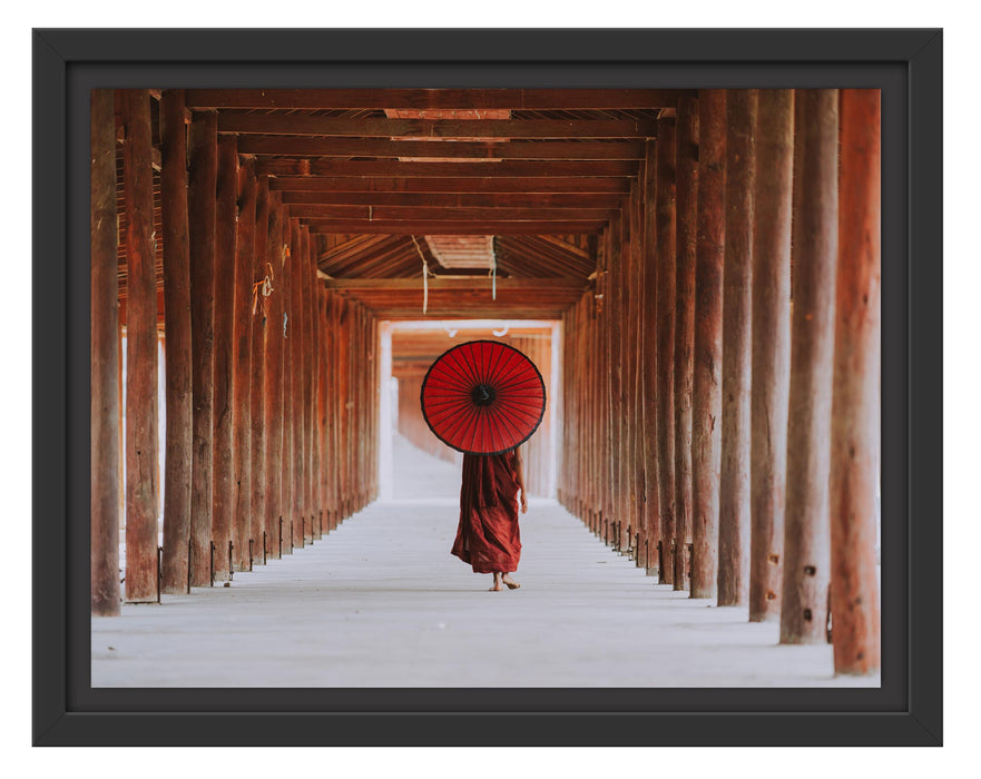 Pixxprint Mönch mit rotem Schirm im Tempelgang, im Schwebe-Effekt Bilderrahmen