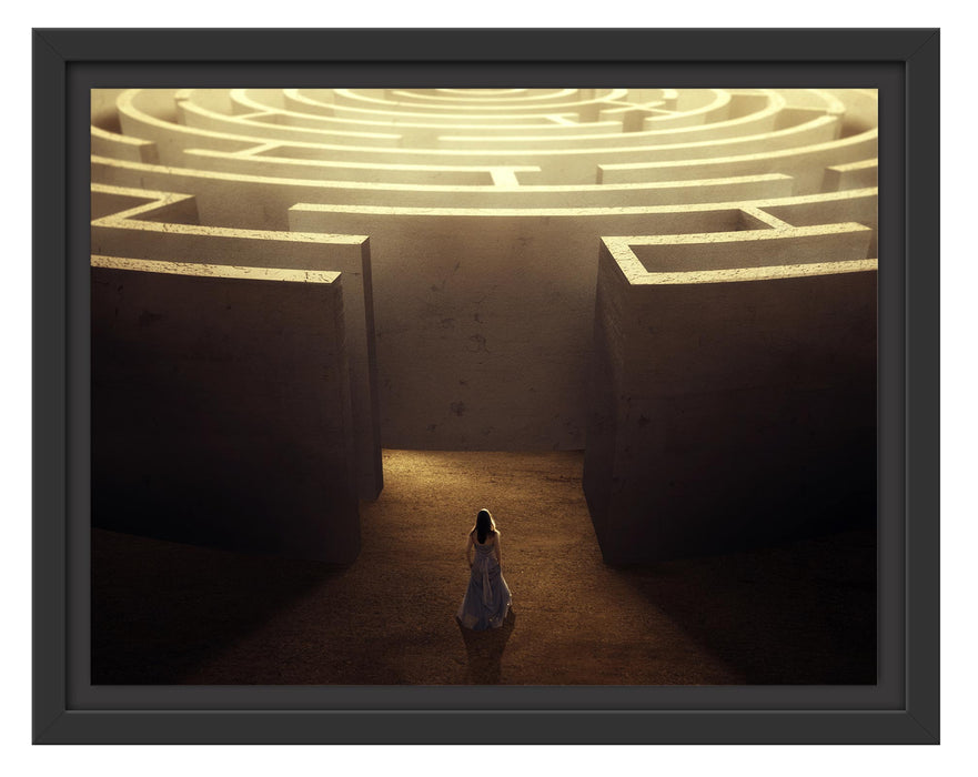 Pixxprint Frau vor großem Labyrinth, im Schwebe-Effekt Bilderrahmen