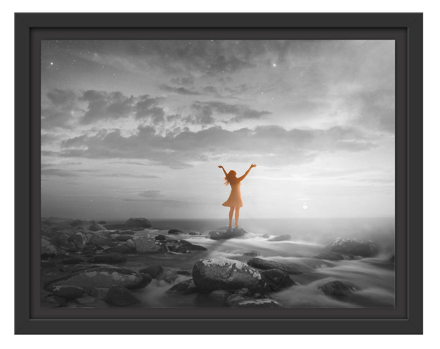 Pixxprint Frau begrüßt den Sonnenaufgang am Meer B&W Detail, im Schwebe-Effekt Bilderrahmen