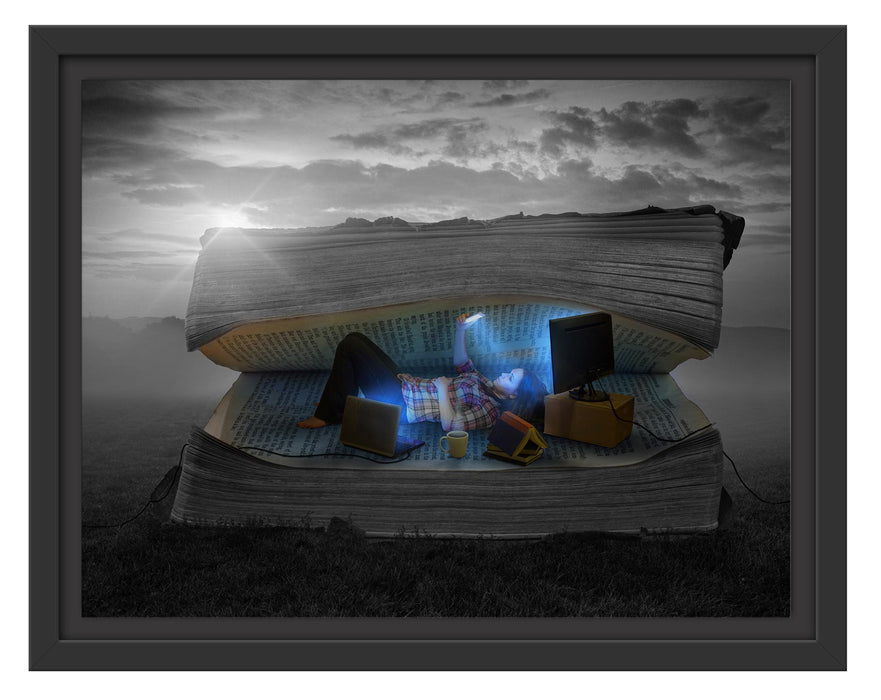 Pixxprint Frau in Buch bei Sonnenuntergang B&W Detail, im Schwebe-Effekt Bilderrahmen