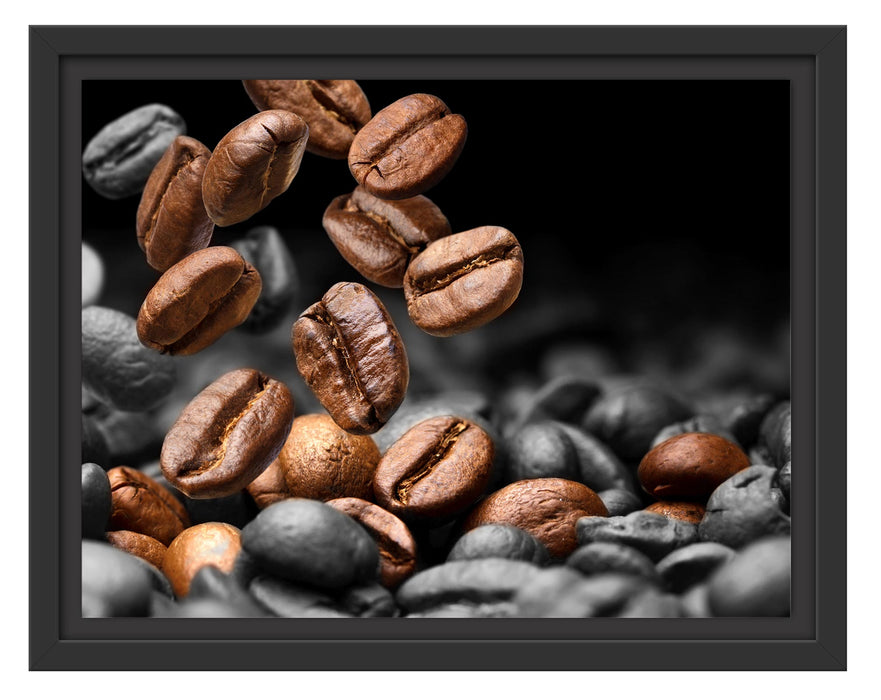 Pixxprint Nahaufnahme fallende Kaffeebohnen B&W Detail, im Schwebe-Effekt Bilderrahmen