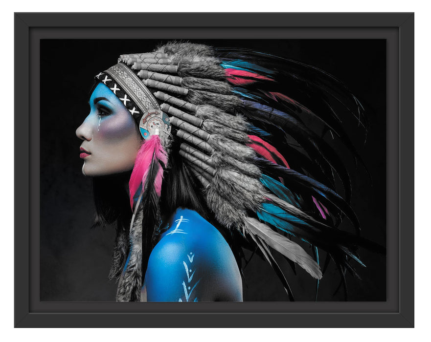 Pixxprint Frau mit buntem indianischen Kopfschmuck B&W Detail, im Schwebe-Effekt Bilderrahmen