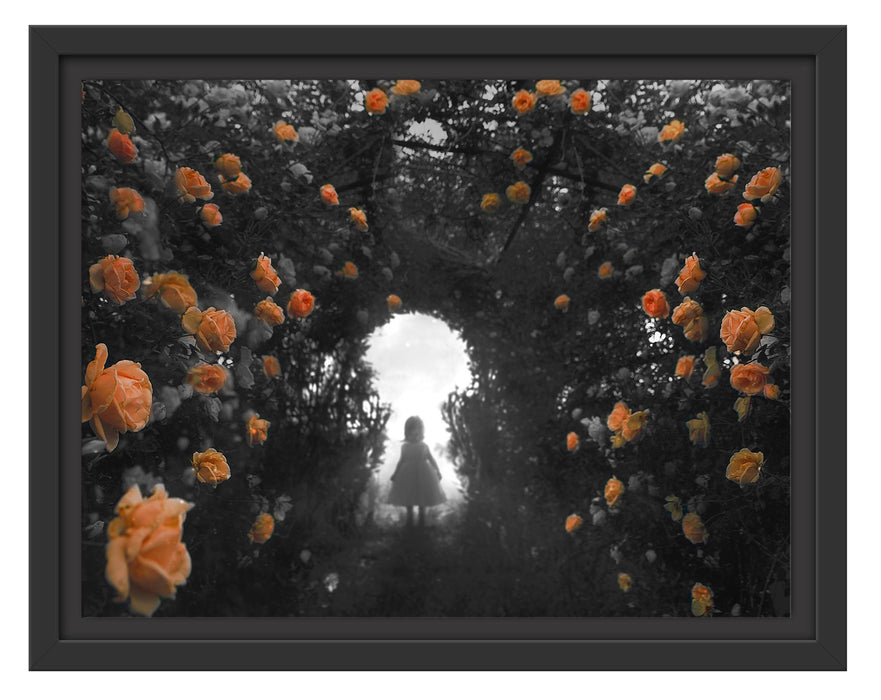 Pixxprint Kleines Mädchen in Rosentunnel B&W Detail, im Schwebe-Effekt Bilderrahmen