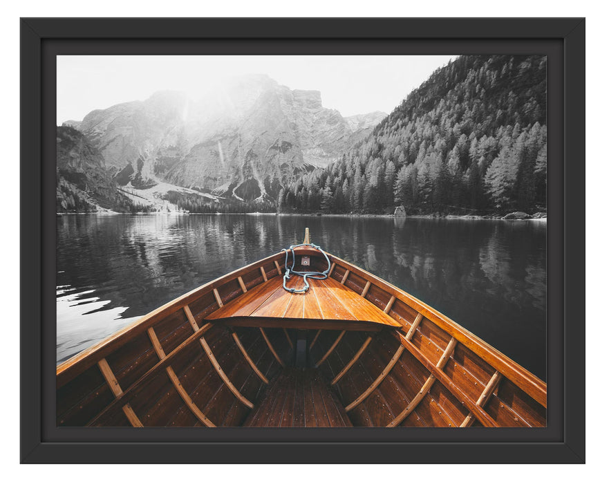 Pixxprint Holzboot auf Alpensee in den Dolomiten B&W Detail, im Schwebe-Effekt Bilderrahmen