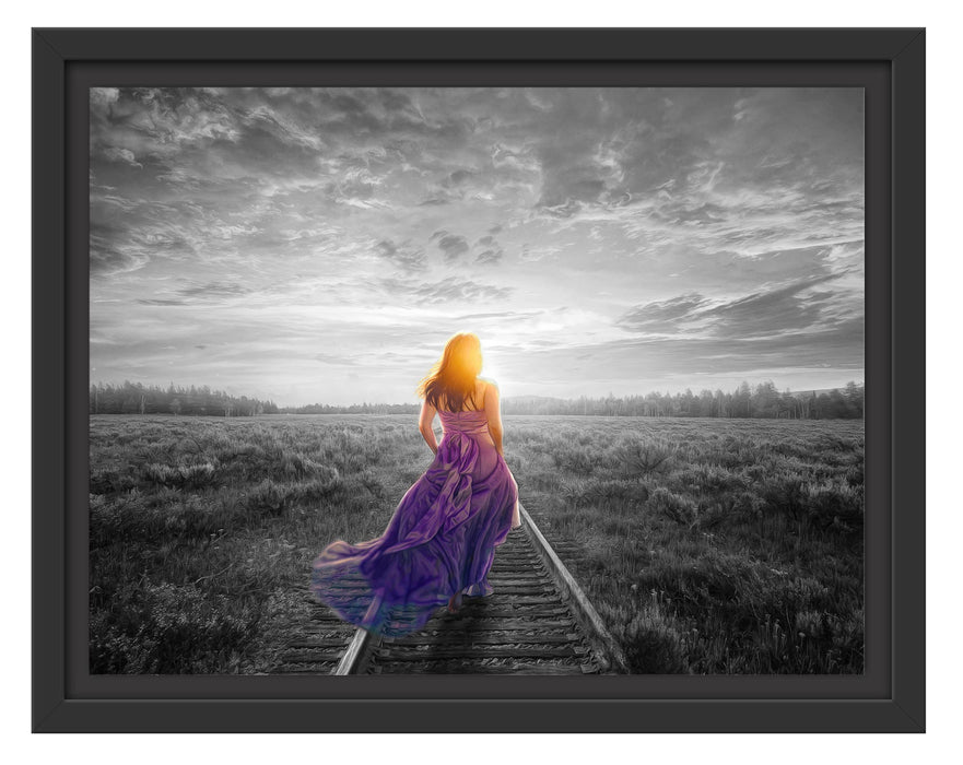 Pixxprint Frau auf Schienen bei Sonnenuntergang B&W Detail, im Schwebe-Effekt Bilderrahmen
