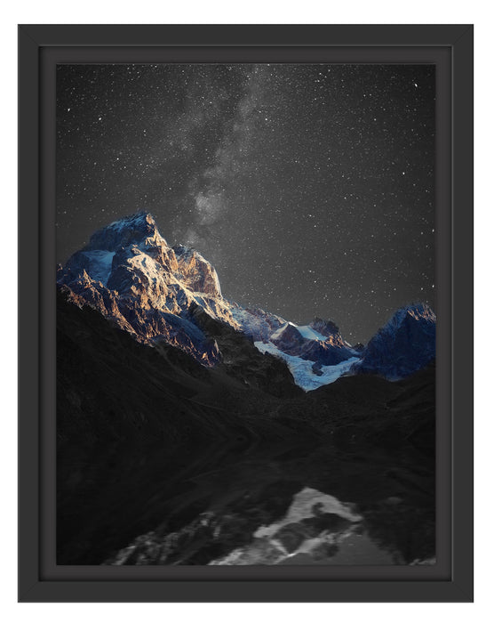 Pixxprint Uschba in sternenklarer Nacht B&W Detail, im Schwebe-Effekt Bilderrahmen