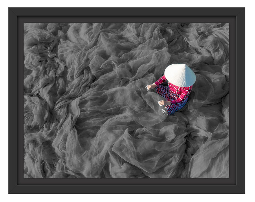 Pixxprint Vietnamesin repariert blaues Fischernetz B&W Detail, im Schwebe-Effekt Bilderrahmen