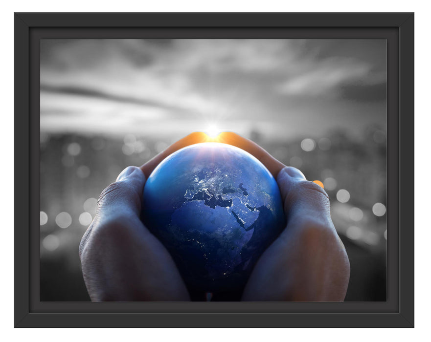 Pixxprint Die Erde in den Händen vor Stadt Skyline B&W Detail, im Schwebe-Effekt Bilderrahmen