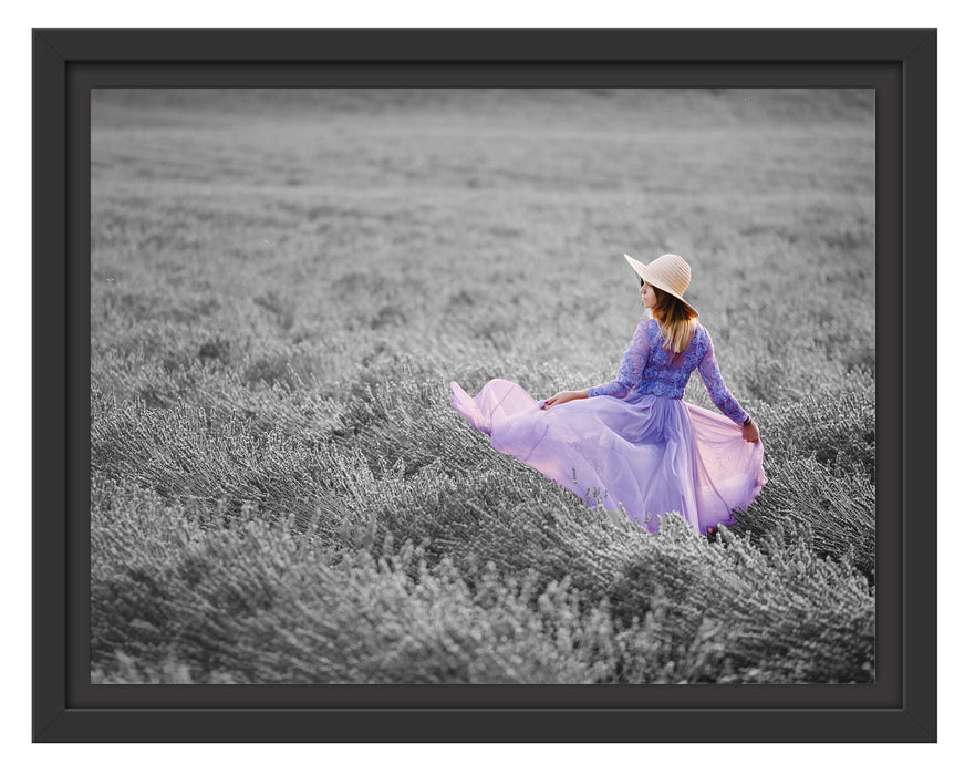 Pixxprint Frau im Kleid läuft durch Lavendelfeld B&W Detail, im Schwebe-Effekt Bilderrahmen
