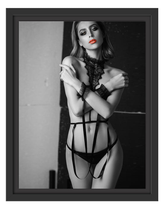 Pixxprint Aktmodell in verführerischen Dessous B&W Detail, im Schwebe-Effekt Bilderrahmen