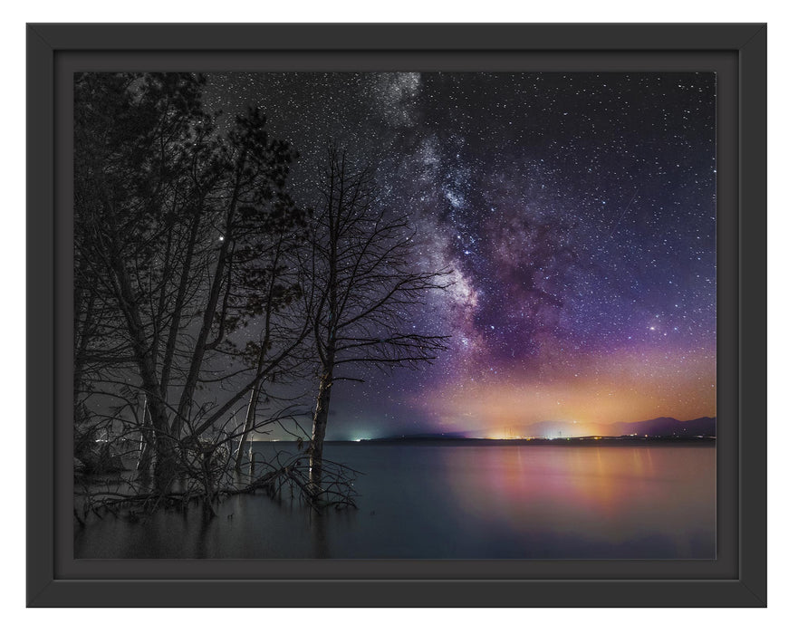 Pixxprint Bäume am See in sternenklarer Nacht B&W Detail, im Schwebe-Effekt Bilderrahmen