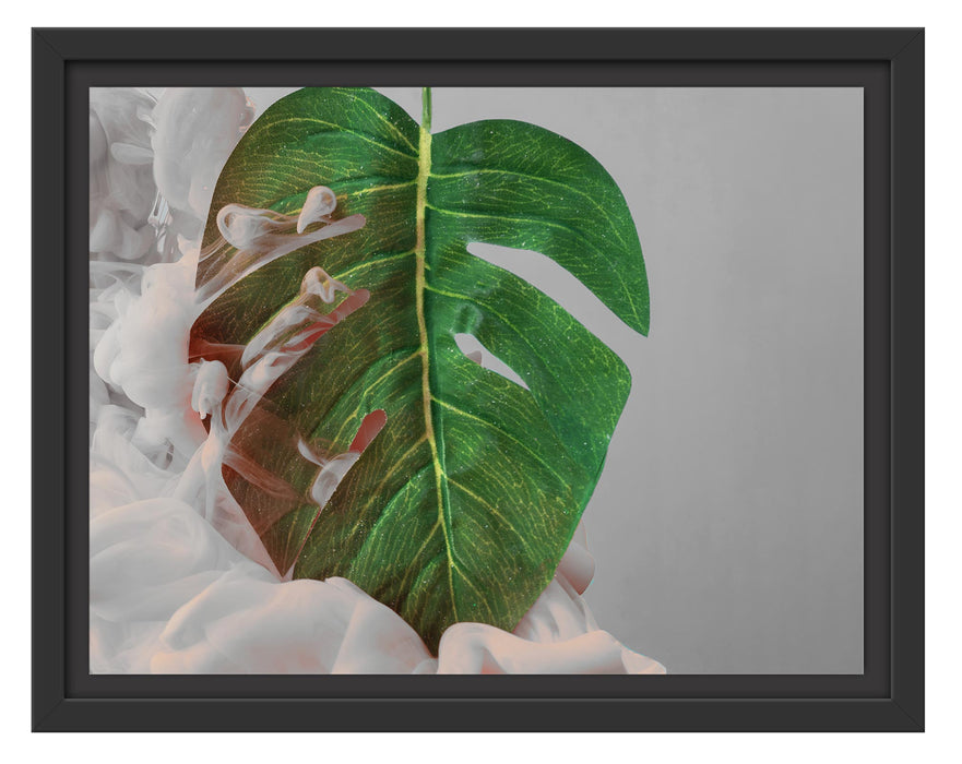 Pixxprint Monstera Blatt mit Pastelwolke B&W Detail, im Schwebe-Effekt Bilderrahmen