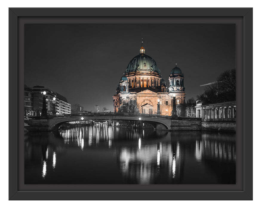Pixxprint Berliner Dom an der Spree bei Nacht B&W Detail, im Schwebe-Effekt Bilderrahmen