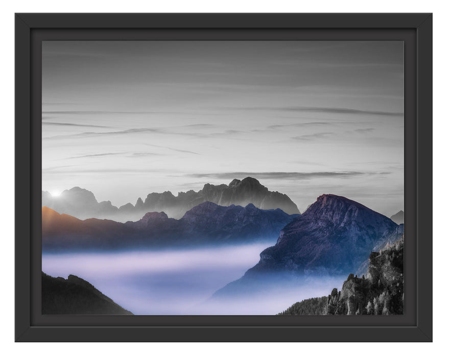 Pixxprint Vernebelte Berge bei Sonnenaufgang B&W Detail, im Schwebe-Effekt Bilderrahmen