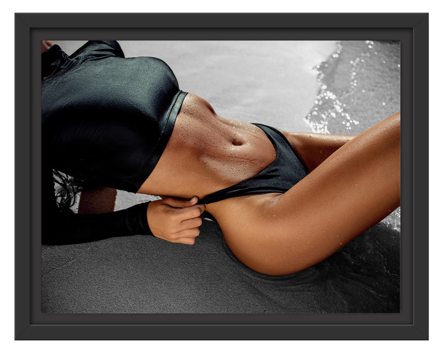 Pixxprint Frau in schwarzem Bikini liegt am Strand B&W Detail, im Schwebe-Effekt Bilderrahmen