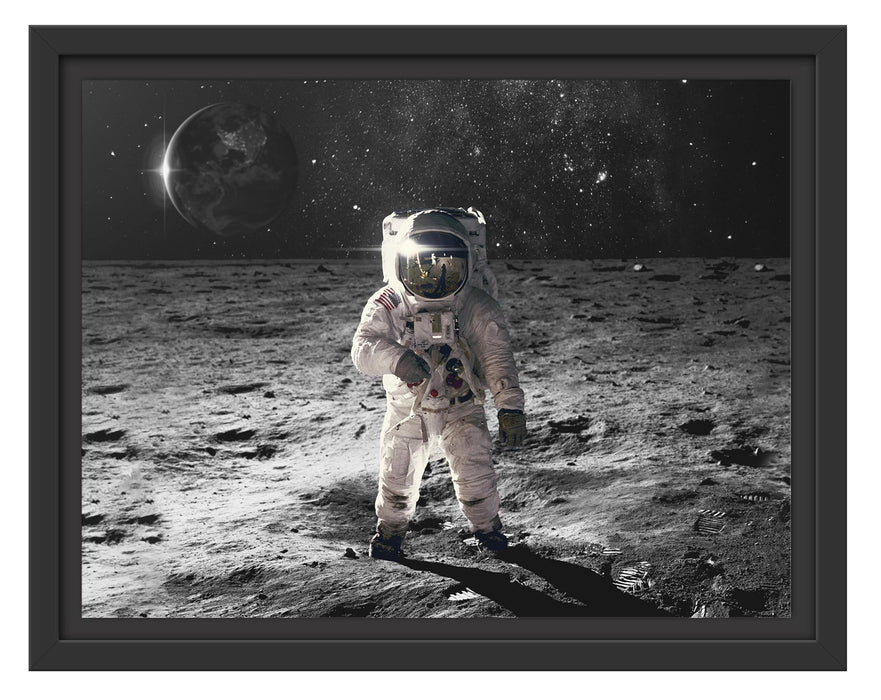 Pixxprint Einsamer Astronaut auf dem Mond B&W Detail, im Schwebe-Effekt Bilderrahmen