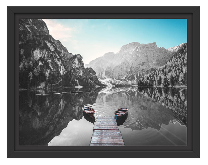 Pixxprint Boote am Steg des Pragser Wildsee B&W Detail, im Schwebe-Effekt Bilderrahmen