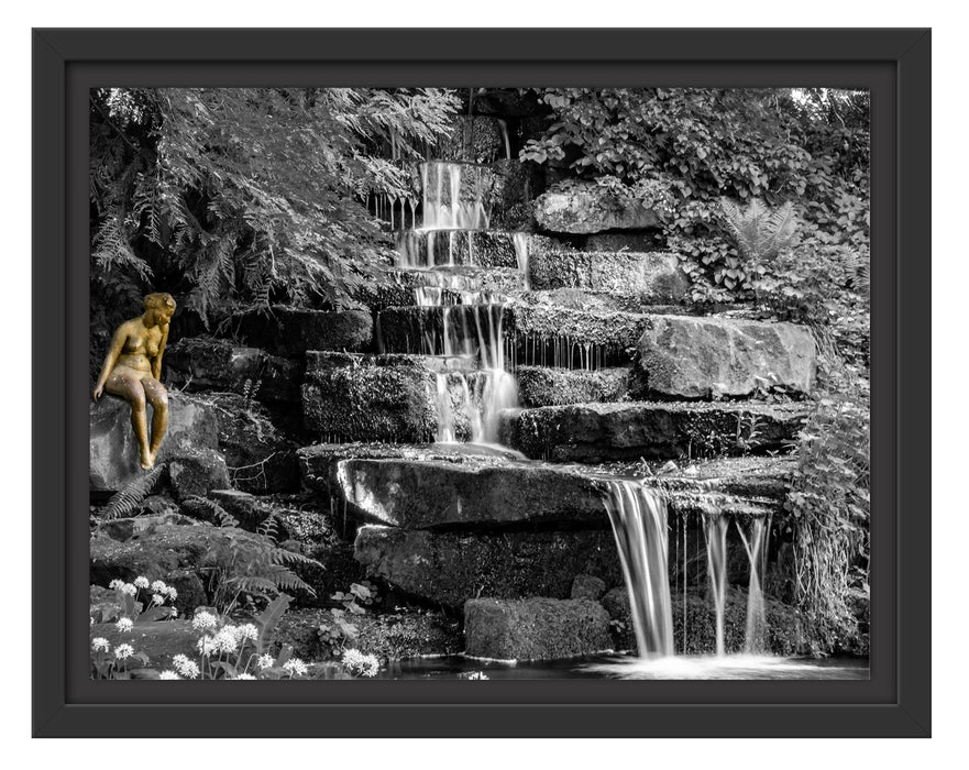 Pixxprint Kleiner Wasserfall über Steinplatten B&W Detail, im Schwebe-Effekt Bilderrahmen