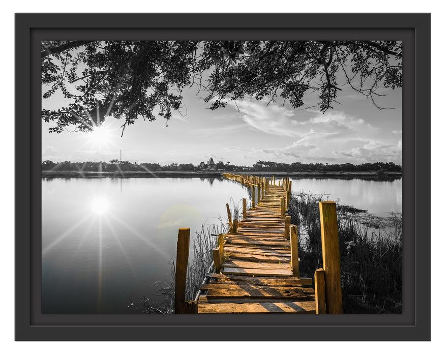 Pixxprint Holzbrücke über Natursee im Sommer B&W Detail, im Schwebe-Effekt Bilderrahmen