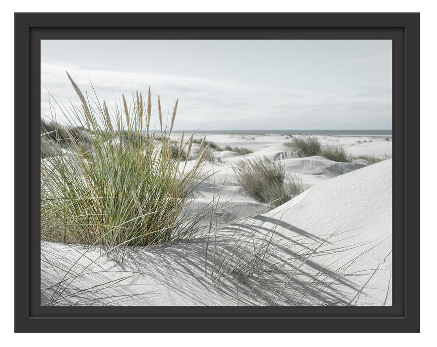 Pixxprint Grasige Dünenlandschaft am Meer B&W Detail, im Schwebe-Effekt Bilderrahmen