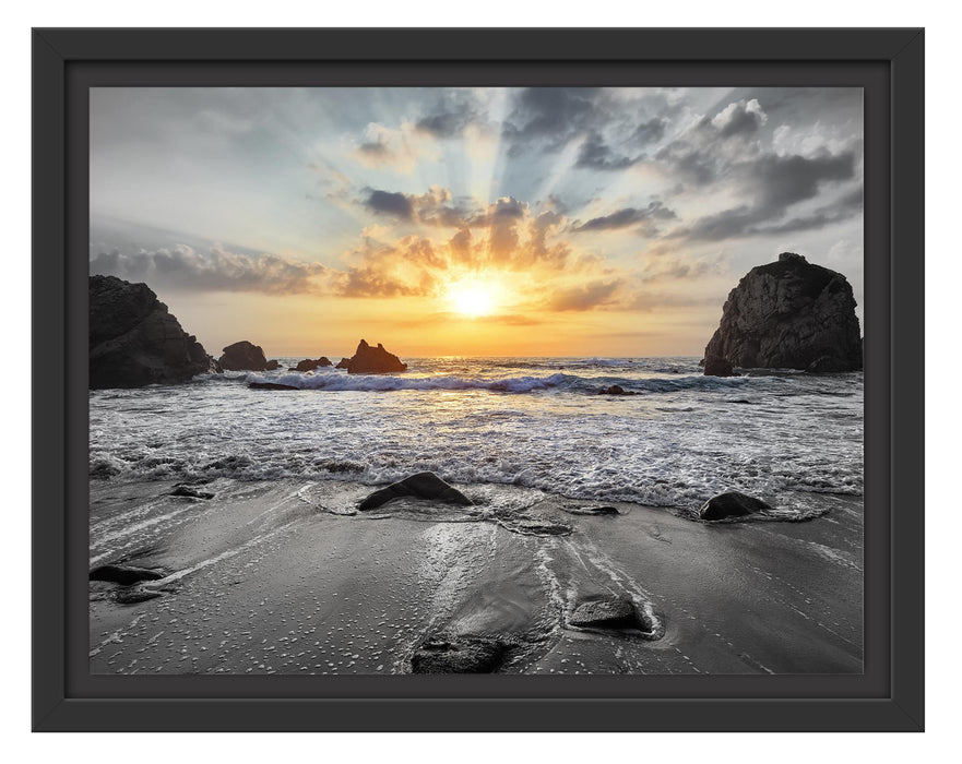 Pixxprint Sandstrand mit Felsen im Sonnenuntergang B&W Detail, im Schwebe-Effekt Bilderrahmen
