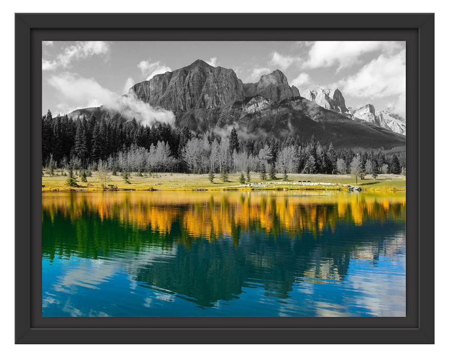 Pixxprint Kanadischer Herbstwald und Berge am See B&W Detail, im Schwebe-Effekt Bilderrahmen