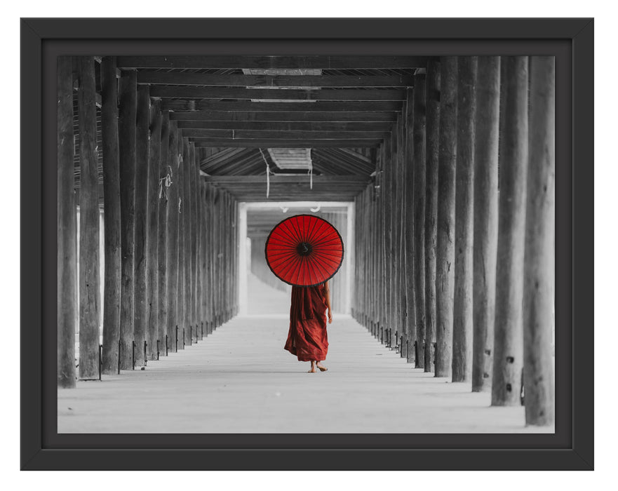 Pixxprint Mönch mit rotem Schirm im Tempelgang B&W Detail, im Schwebe-Effekt Bilderrahmen