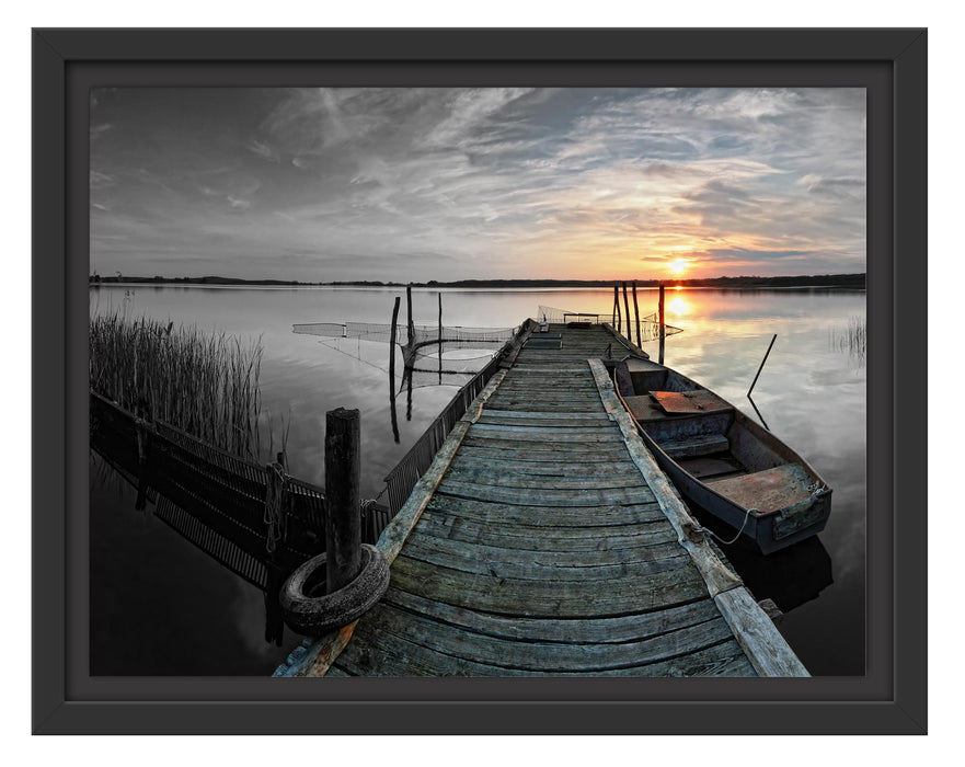 Pixxprint Weitwinkel Holzsteg im Sonnenuntergang B&W Detail, im Schwebe-Effekt Bilderrahmen