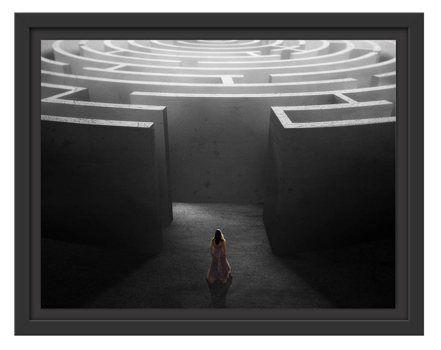 Pixxprint Frau vor großem Labyrinth B&W Detail, im Schwebe-Effekt Bilderrahmen
