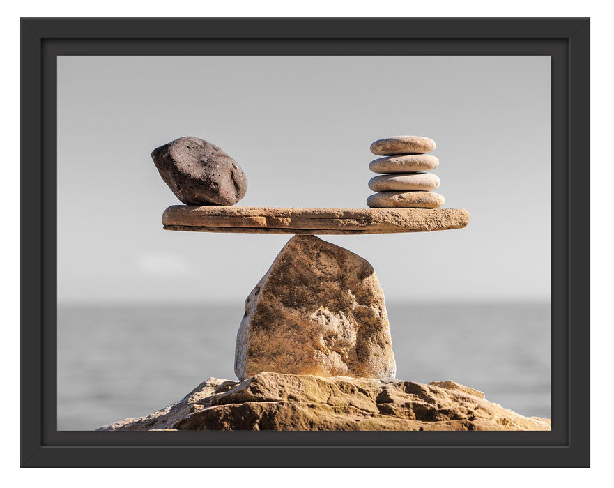 Pixxprint Steinpyramide Waage B&W Detail, im Schwebe-Effekt Bilderrahmen