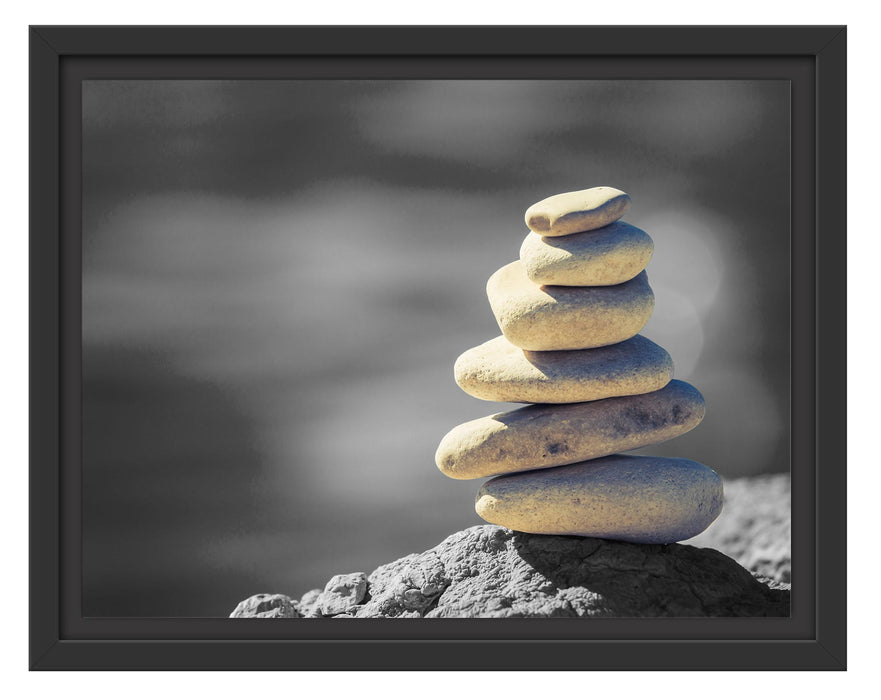Pixxprint Steinpyramide am Strand B&W Detail, im Schwebe-Effekt Bilderrahmen