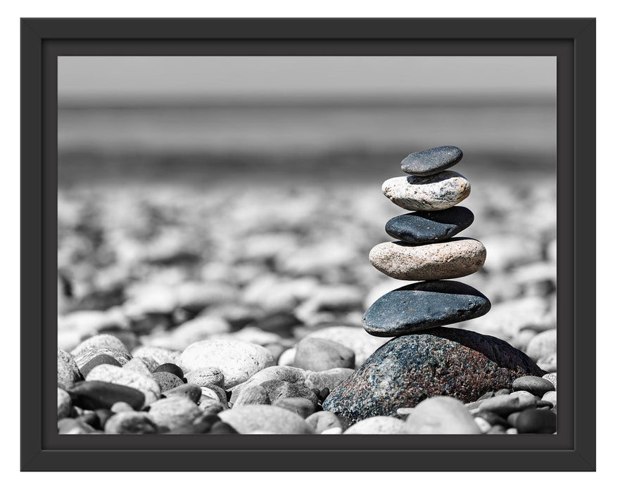 Pixxprint Steinpyramide am Kiesstrand B&W Detail, im Schwebe-Effekt Bilderrahmen