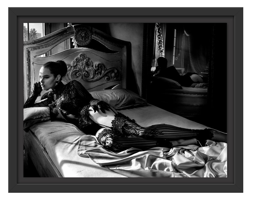 Pixxprint Frau mit sexy Dessous im Bett, Monochrome, im Schwebe-Effekt Bilderrahmen