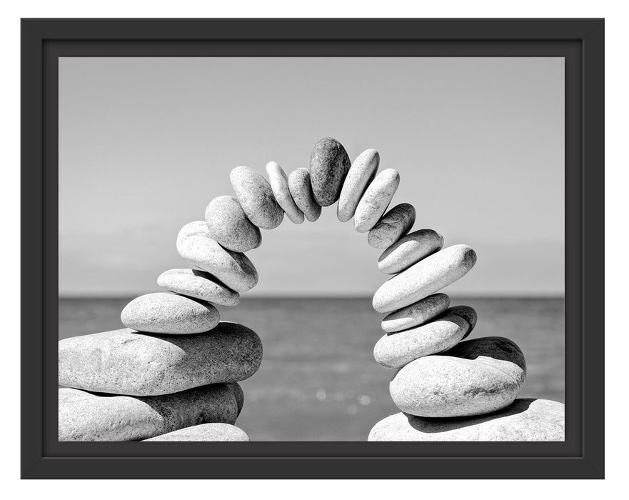 Pixxprint Brücke aus Zen Steinen am Meer, Monochrome, im Schwebe-Effekt Bilderrahmen