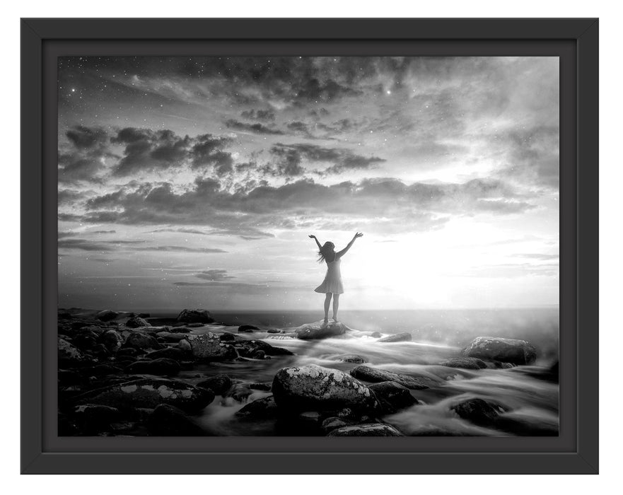 Pixxprint Frau begrüßt den Sonnenaufgang am Meer, Monochrome, im Schwebe-Effekt Bilderrahmen