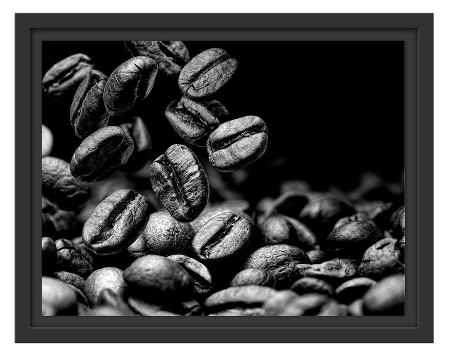 Pixxprint Nahaufnahme fallende Kaffeebohnen, Monochrome, im Schwebe-Effekt Bilderrahmen